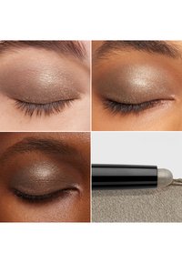 Kremet metallisk øyenskygge i taupe- og sølvtone, jevnt påført på øyelokkene; inkludert applikatorstav med avrundet spiss.