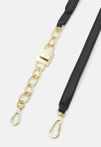 Czarna skórzana strap posiada złote akcesoria, w tym zamek, ogniwa łańcucha i karabińczyki. Gładka faktura z eleganckimi elementami wzornictwa.