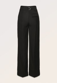 Juodos plačios kojos kelnės su prigludusia juosmens juosta, sidabrine sagtimi, šoninėmis kišenėmis ir pritaikytomis detalėmis, suteikiančiomis struktūrišką siluetą.