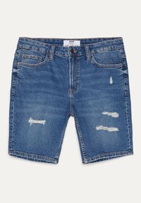 Blå denimshorts med slitna lappar på framsidan av låren, fem fickor, bälteshällor och en knappstängning i midjan.