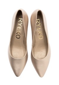 Beżowe czółenka z wyprofilowanym noskiem, wykonane z gładkiej skóry. Wewnątrz widoczny złoty logo. Buty mają smukły kształt z zaokrąglonymi otworami.
