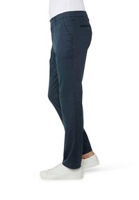 Navyblaue Chinos mit slim fit, aus einem leichten Stoff gefertigt. Mit einer Seitentasche und einer Gesäßpaspeltasche mit Knopf. Kombiniert mit weißen Sneakers.