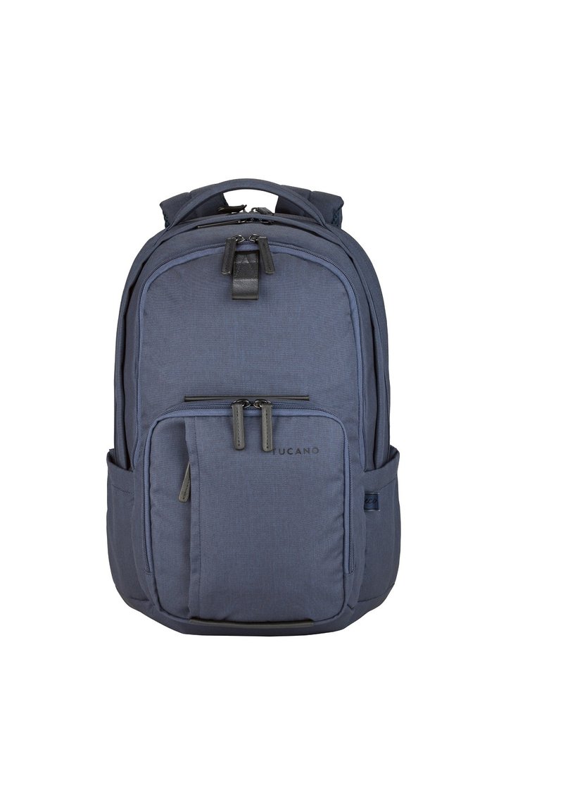 Zaino blu navy realizzato in tessuto resistente, con due tasche frontali con zip, tasche laterali e spallacci regolabili e imbottiti.