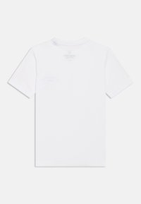 Πίσω όψη απλής λευκής κοντομάνικης μπλούζας με λαιμόκοψη στρογγυλή σε λευκό φόντο.