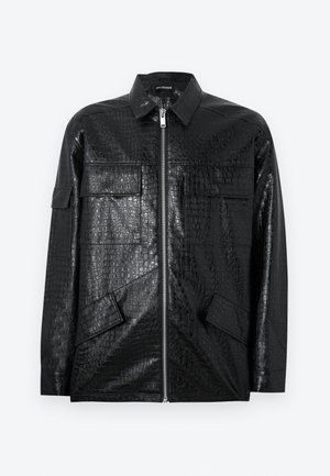 Schwarze Jacke aus Kunstkrokodilleder mit Frontreißverschluss, Klappentaschen auf Brust und Hüften sowie einem Kragen.