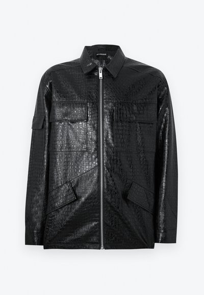 Μαύρο μπουφάν από συνθετικό δέρμα κροκοδείλου με φερμουάρ μπροστά, τσέπες με καπάκι στο στήθος και τους γοφούς, και γιακά στον λαιμό.