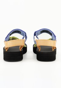 Sandales avec des sangles en textile violet, vert et orange et une semelle en caoutchouc noir. Équipées de sangles ajustables et d'une semelle intérieure texturée.