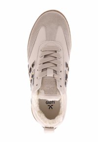 Sneaker beige chiaro realizzato in materiali scamosciati e in pelle, con tomaia testurizzata, chiusura con lacci e rivestimento in pile. Presenta dettagli in stampa leopardata.