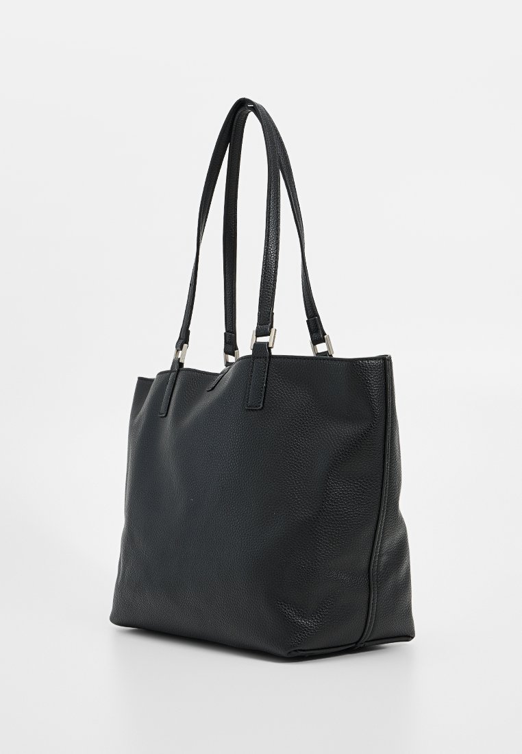 Bolso tote de cuero negro con un acabado texturizado, dos asas para el hombro y un diseño espacioso y sin estructura. Accesorios de hardware en plata visibles.