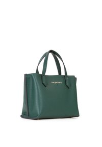 Sac cabas en cuir vert avec surface texturée, poignées supérieures et logo doré en accent. Présente une forme structurée et une bordure noire contrastante.