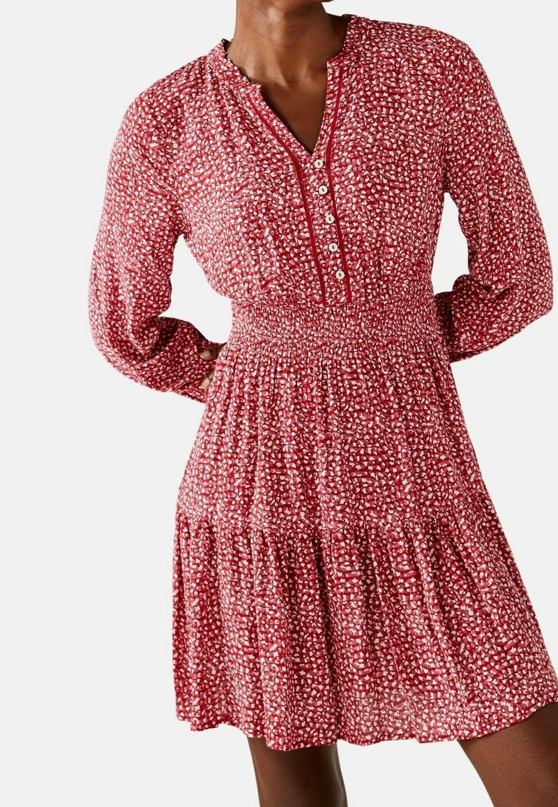 Rotes Blumenkleid mit langen Ärmeln, einem durchknöpfbaren Ausschnitt und einem gerafften Bund. Verfügt über einen gestuften Rock und einen leichten, strukturierten Stoff.