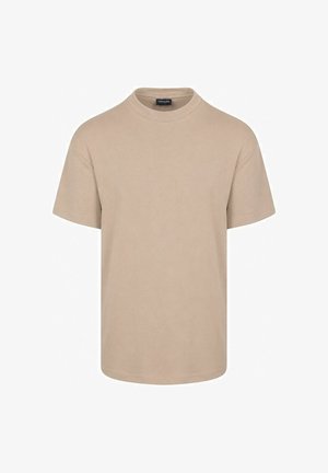 Beige T-shirt met korte mouwen en een ronde hals, eenvoudig ontwerp en een zwart merklabel binnenin de kraag.