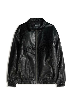 Crna kožna jakna s krokodilskom teksturom, prednjim patentnim zatvaračem te elastičnim manšetama i rubom. Ima klasični ovratnik i glatku podstavu.