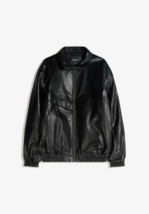 Crna kožna jakna s krokodilskom teksturom, prednjim patentnim zatvaračem te elastičnim manšetama i rubom. Ima klasični ovratnik i glatku podstavu.