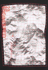 Schwarzes T-Shirt mit einem roten Gittermuster über einem monochromen Berglandschaftsprint. Der Text lautet "23 ENGINEERED" und enthält verschiedene Details.