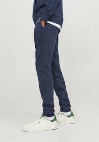 Jack & Jones Junior JJIBASIC - Teplákové kalhoty - navy blazer