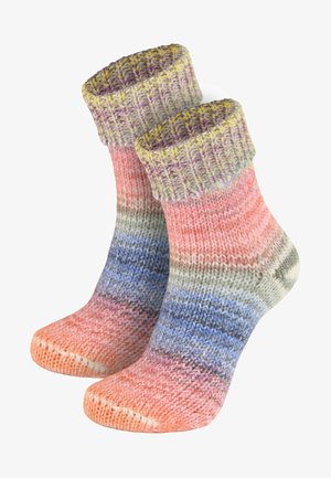 Gestrickte Socken mit einem Farbverlaufsmuster in Pink, Blau und Grau, versehen mit einem strukturierten Rippbündchen und einer weichen Oberfläche.