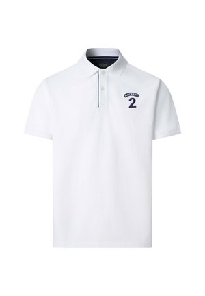 Hvid polo shirt med korte ærmer, krave og et marineblåt broderet logo klistermærke med nummer 2 på venstre bryst.