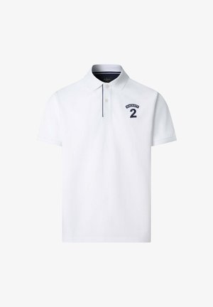 Weißes Poloshirt mit kurzen Ärmeln, einem Kragen und einem marineblauen gestickten Logo-Patch mit der Nummer 2 auf der linken Brust.