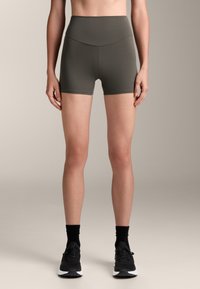 Szorty sportowe w kolorze oliwkowym, z wysokim stanem i gładką teksturą, z elastycznym paskiem do przewinięcia oraz dopasowanym krojem.