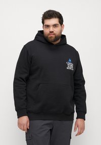 Schwarzer Kapuzenpullover aus weichem Material mit einer Fronttasche und einem grafischen Druck mit Text auf der linken Brustseite.