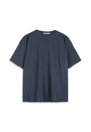 T-shirt in cotone grigio scuro a maniche corte con scollatura tonda, stesa su sfondo bianco.
