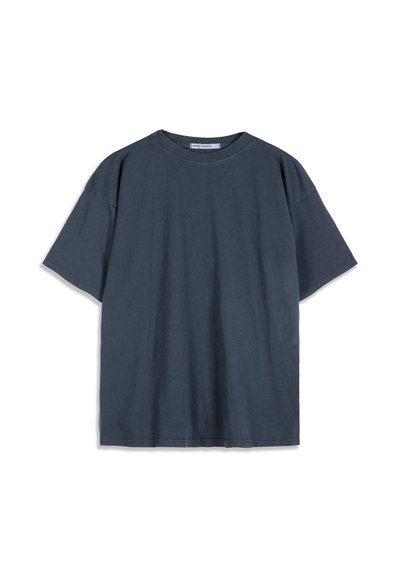 T-shirt en coton gris foncé à manches courtes avec col rond, posé à plat sur un fond blanc.