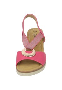 Sandal in pelle rosa con cinturino largo e accento circolare metallico. Soletta imbottita, fascia elastica testurizzata e suola robusta.