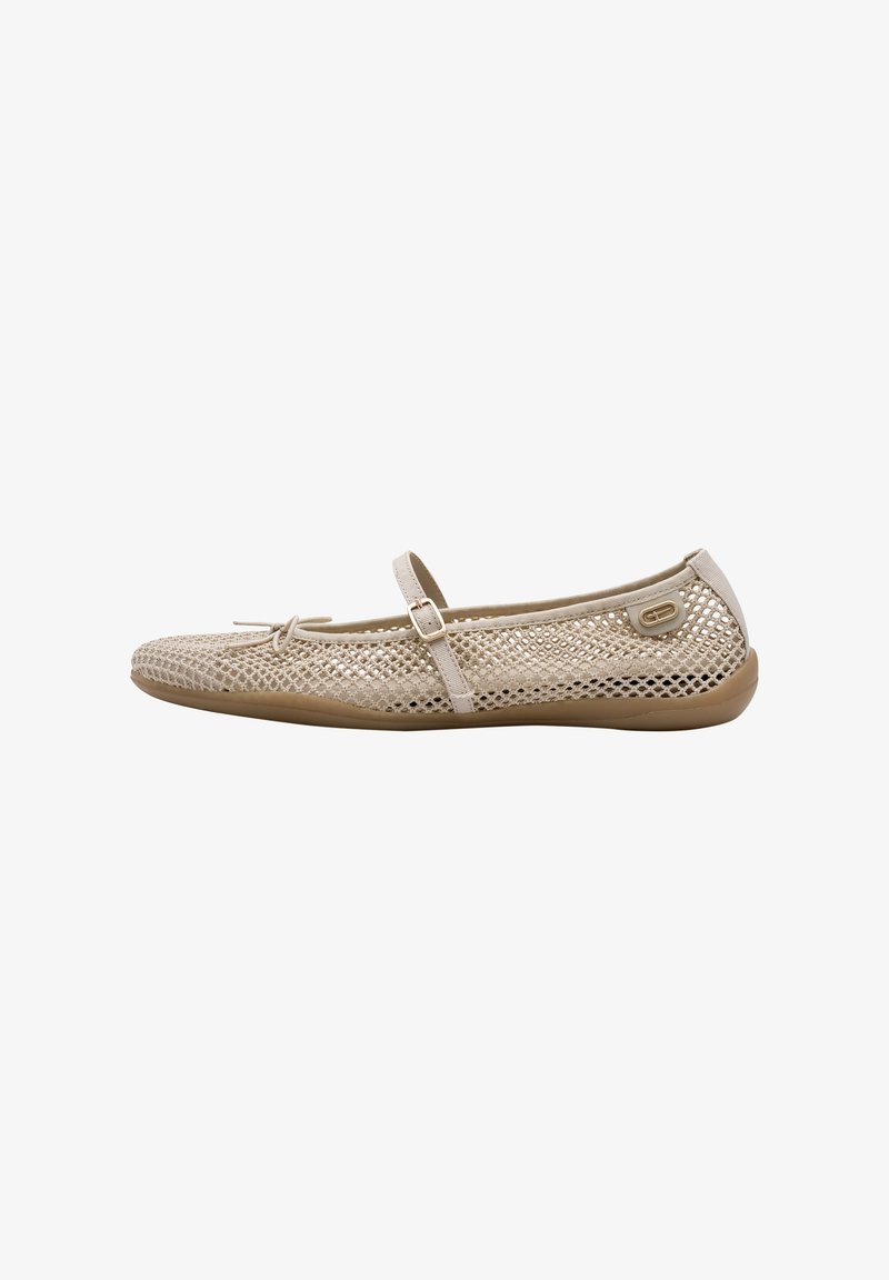 Chaussure plate Mary Jane beige avec dessus en mesh perforé, petit nœud sur l’orteil, bride réglable avec boucle et semelle en caoutchouc.