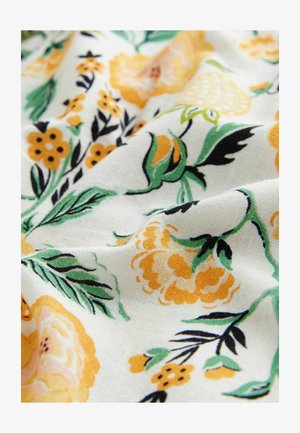 Kokvilnas audums ar ziedu rakstu, kas satur dzeltenus un oranžus ziedus, zaļas lapas un melnus akcentus uz gaiša fona.