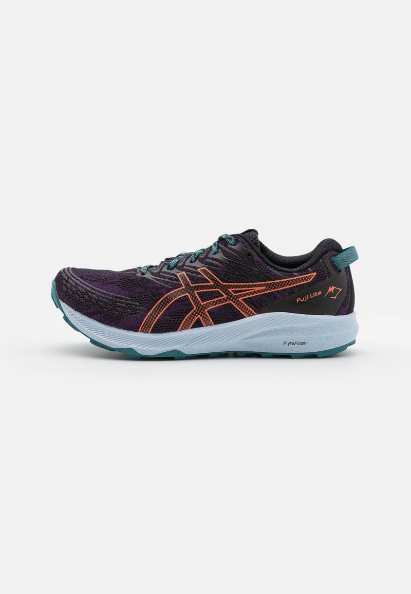 Chaussure de running légère en maille noire avec des accents orange et des lacets turquoise. Dotée d'une semelle blanche rembourrée pour le confort et l'adhérence.