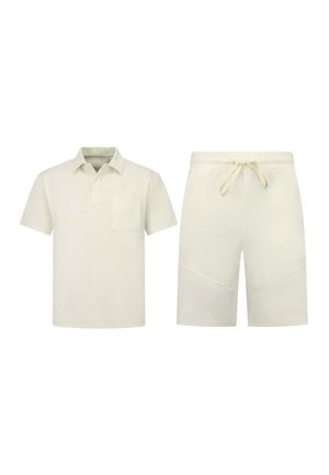 Beige polo met korte mouwen en borstzak en beige shorts met trekkoord en zijnaden, beide effen en casual stijl.