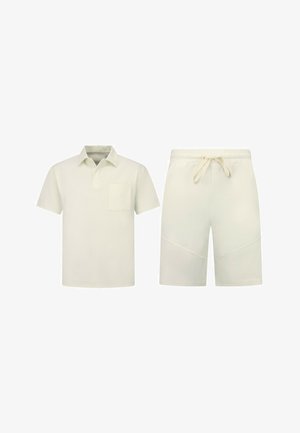 Beige polo met korte mouwen en borstzak en beige shorts met trekkoord en zijnaden, beide effen en casual stijl.