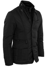 Chaqueta acolchada negra con cuello alto, múltiples botones, un bolsillo con cremallera y un bolsillo delantero con solapa. Hecha de tela resistente.