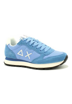 Botte de sport bleue avec un mélange de matériaux lisses et texturés. Comprend un logo blanc, un bout rond et une semelle extérieure noire contrastante.