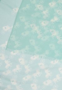 Světle modrá tkanina s opakujícím se vzorem bílého ko�čáru taženého koňmi, zobrazující složenou část s třásněmi podél okraje.