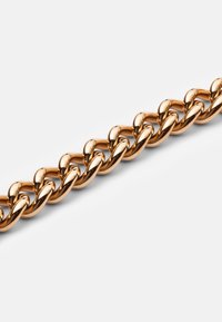 Zlzeta iz zlatotenega kovinskega verige z gladkimi, medsebojno prepletenimi povezavami s sijajno obdelavo, značilno za obliko curb chain.