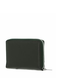 Portefeuille en cuir vert foncé avec fermeture à glissière tout autour, texture lisse, forme rectangulaire, et fermeture éclair en métal argenté.