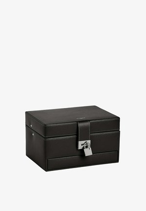 Caja de cuero negro con textura suave, que cuenta con un cierre de candado plateado y un detalle de costura en contraste. Forma rectangular con una parte superior plana.