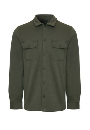 Chemise-veston vert olive, fabriquée en tissu doux, dotée de deux poches avant avec rabat, de boutons noirs et d'un col classique.
