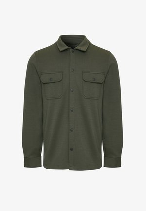 Olijfgroen button-up shirtjack, gemaakt van zachte stof, heeft twee voorzakken met klep, zwarte knopen en een klassieke kraag.