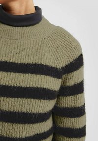 Sweter z wełny w paski, charakteryzujący się szerokimi, oliwkowo-zielonymi i czarnymi poziomymi pasami, z ryżowym wzorem i wysokim, ciemnym kołnierzem.
