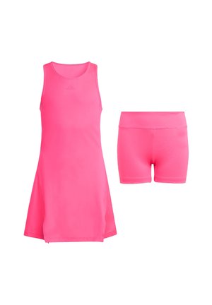 Conjunto deportivo de mujer que incluye un vestido tipo tank ajustado sin mangas y unos shorts a la cintura a juego, ambos en un vibrante color rosa, confeccionados con tela suave.