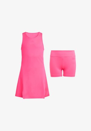 Damski zestaw sportowy składający się z dopasowanej, bezrękawnikowej sukienki typu tank oraz dopasowanych spodenek z wysokim stanem, oba w intensywnym różowym kolorze, wykonane z gładkiej tkaniny.