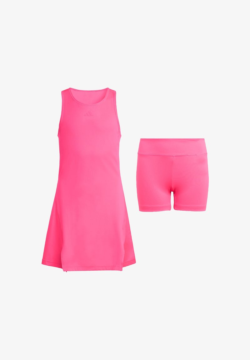 Γυναικείο αθλητικό σετ με αμάνικο, εφαρμοστό φόρεμα τύπου tank και συνδυαστικό σορτς με ψηλή μέση, και τα δύο σε ζωντανό ροζ χρώμα, από υφασμάτινη, λεία υφή.