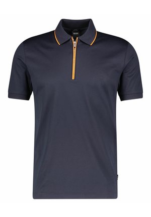 Polo à manches courtes bleu marine avec fermeture éclair orange et col bordé d'orange, marqué d'une petite étiquette noire à l'intérieur du col.