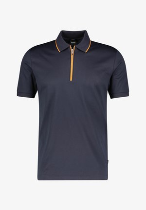 Polo à manches courtes bleu marine avec fermeture éclair orange et col bordé d'orange, marqué d'une petite étiquette noire à l'intérieur du col.