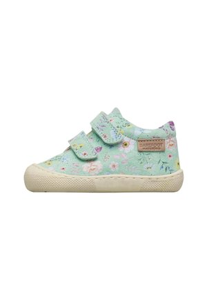 Scarpa verde chiaro per bambino con stampa floreale, due cinturini in Velcro, suola in gomma beige e etichetta "Barefoot Naturino" sul lato.