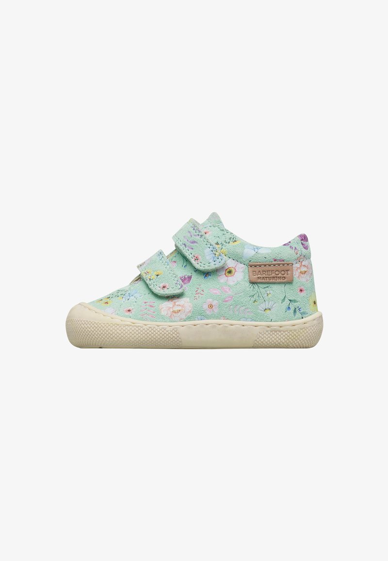 Zapato para niño pequeño de color verde claro con estampado floral, dos correas de Velcro, suela de goma beige y etiqueta "Barefoot Naturino" en el costado.