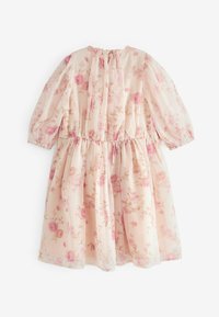Robe pour fille en tissu rose transparent avec imprimé floral, taille froncée et manches bouffantes, avec une fermeture à boutons au dos.